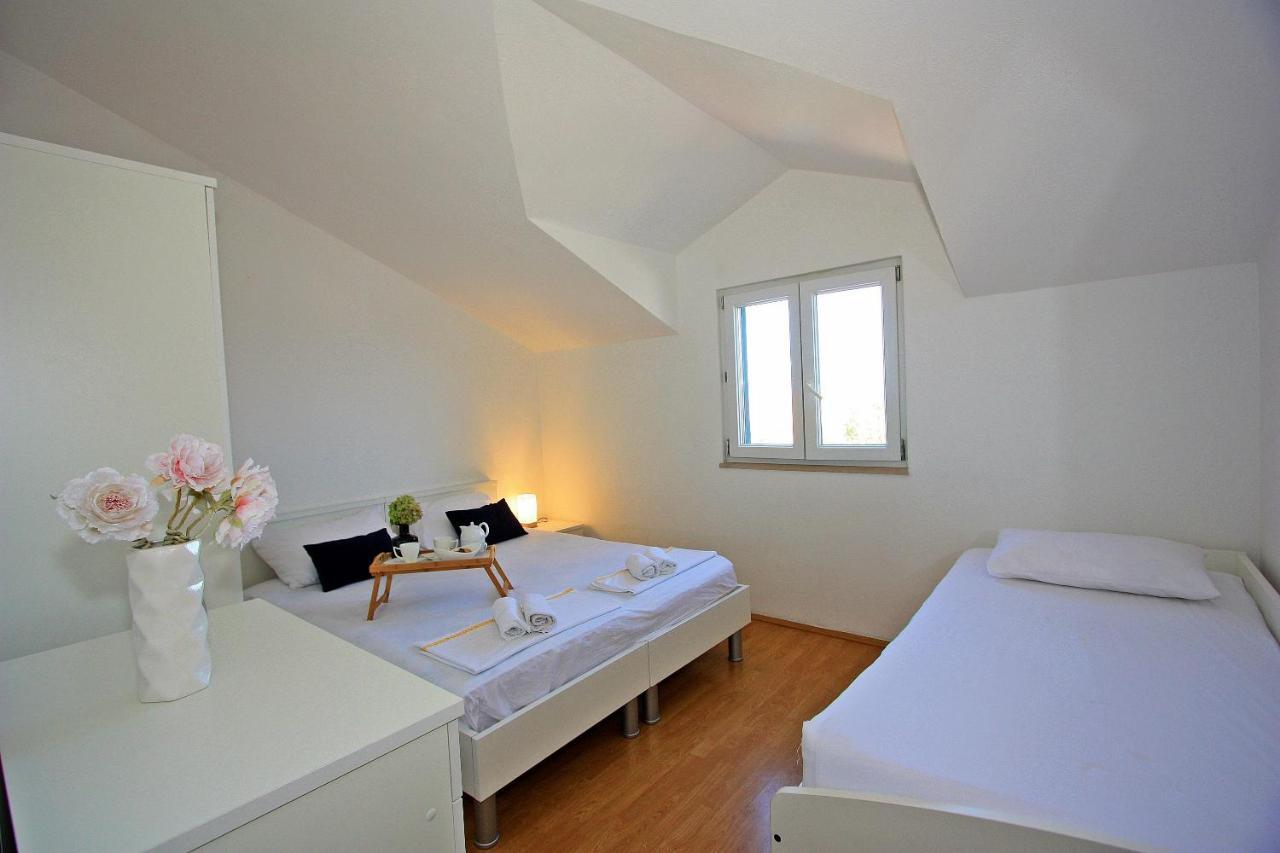 Apartments Jaksic - Zile Supetar Eksteriør billede