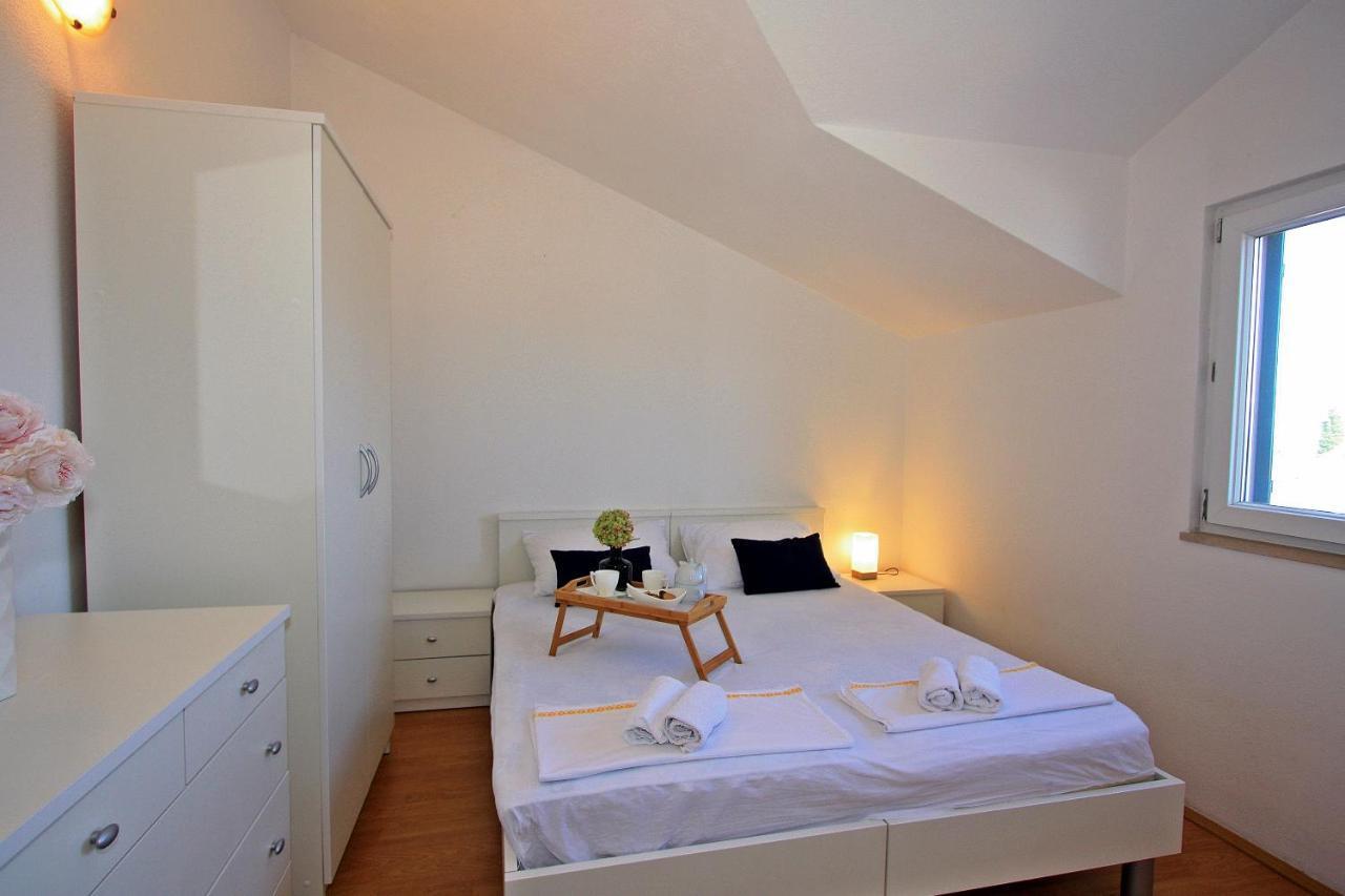 Apartments Jaksic - Zile Supetar Eksteriør billede